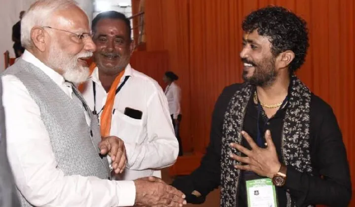 Rajbha Gadhvi greets PM Narendra Modi